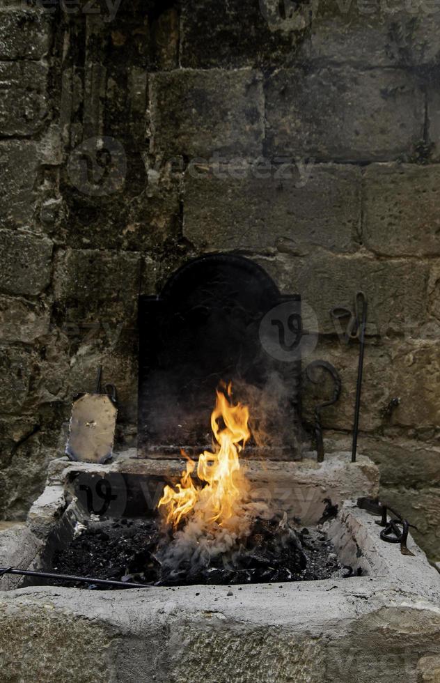 fuoco di carbone in una fucina foto