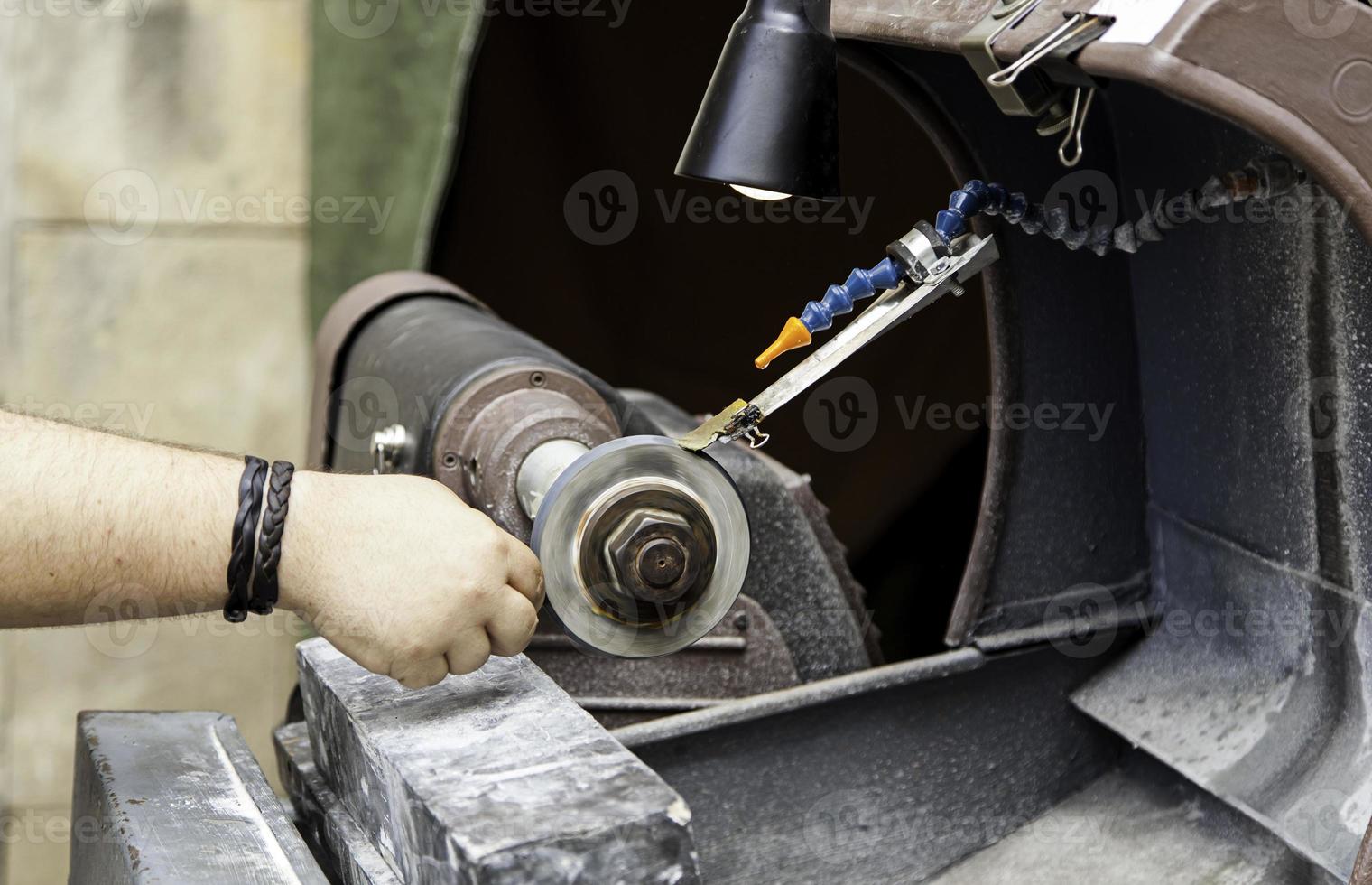 lavoro al tornio di vetro foto