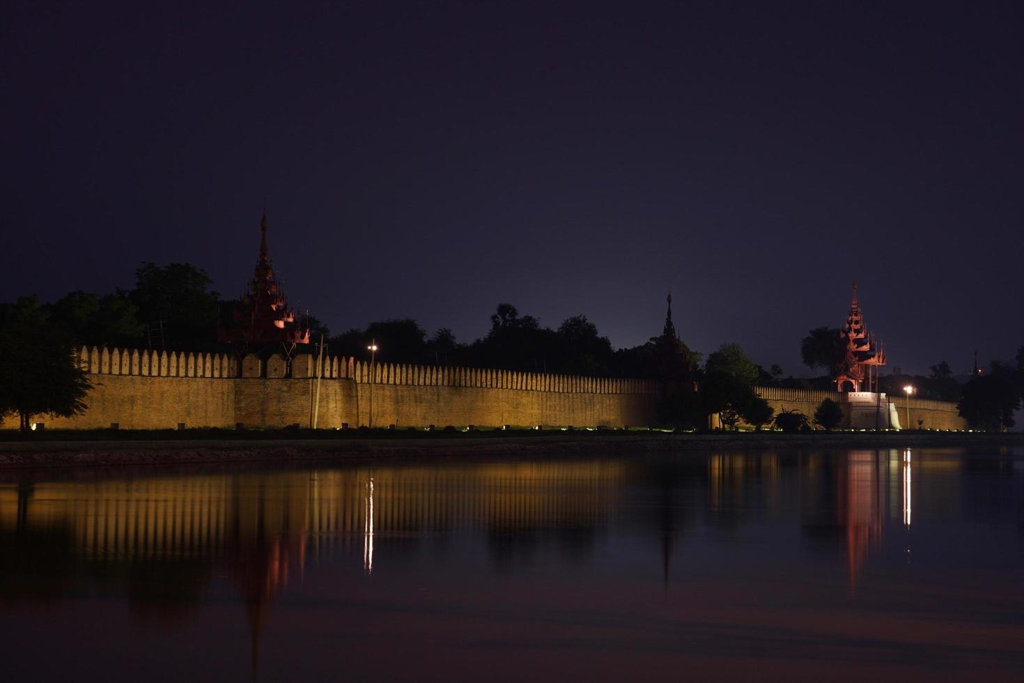 il forte e il fossato del palazzo di mandalay con il riflesso al tramonto foto