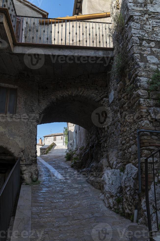 Edifici nel comune di miranda in provincia di terni, italia foto