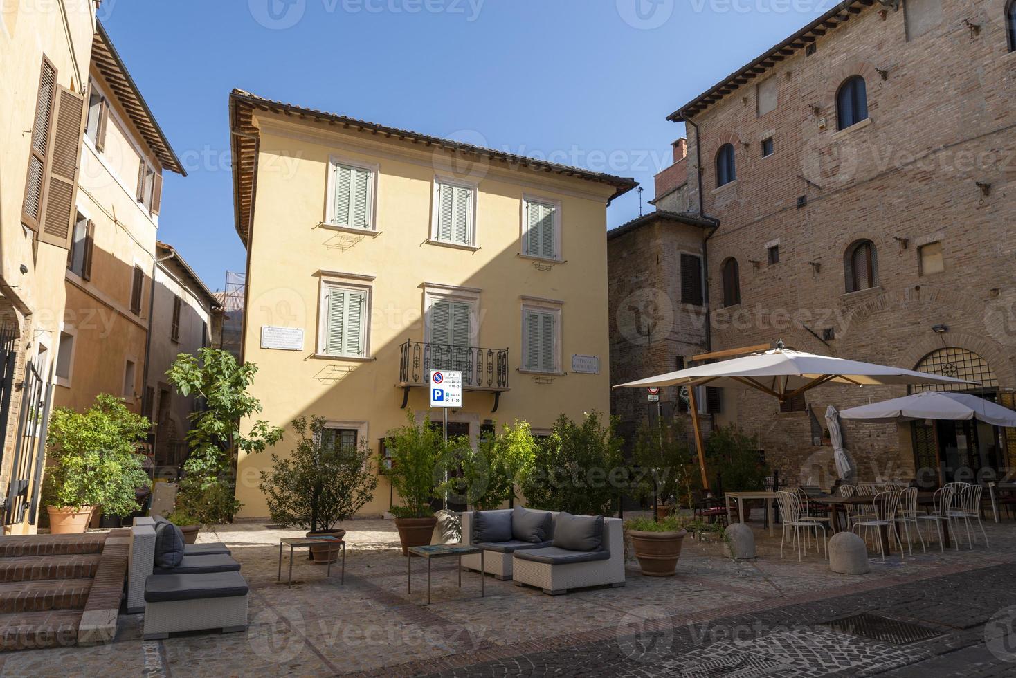 piazzetta dello spirito divino nel centro di montefalco, italia foto