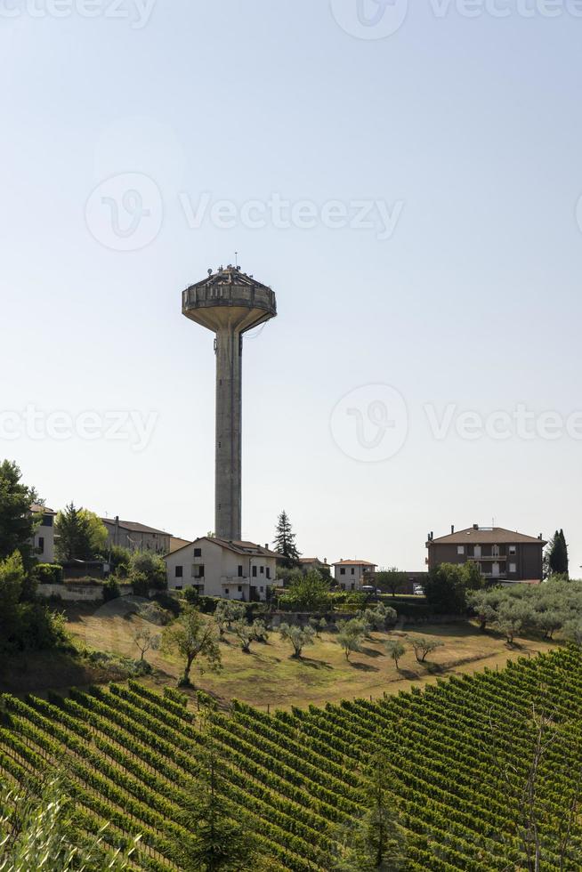 torre e paesaggio fuori montefalco, italia foto