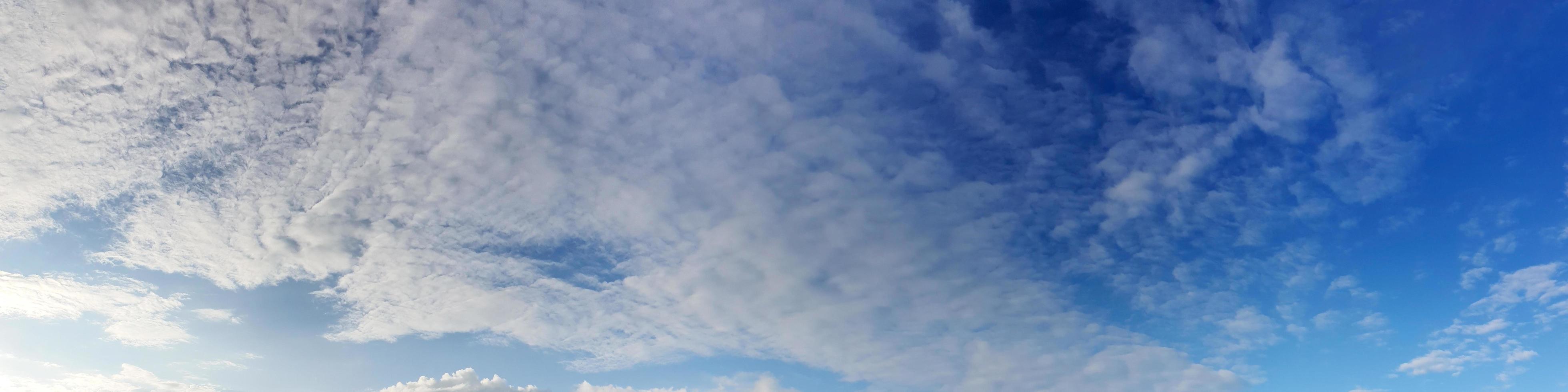 panorama cielo con nuvole in una giornata di sole foto