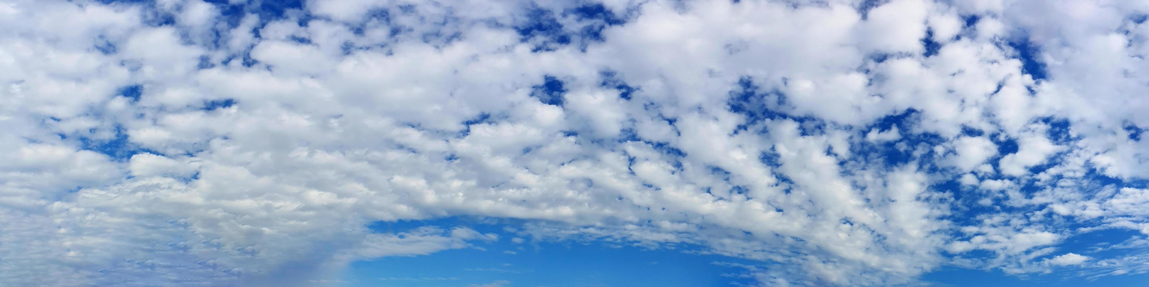 panorama cielo con nuvole in una giornata di sole foto