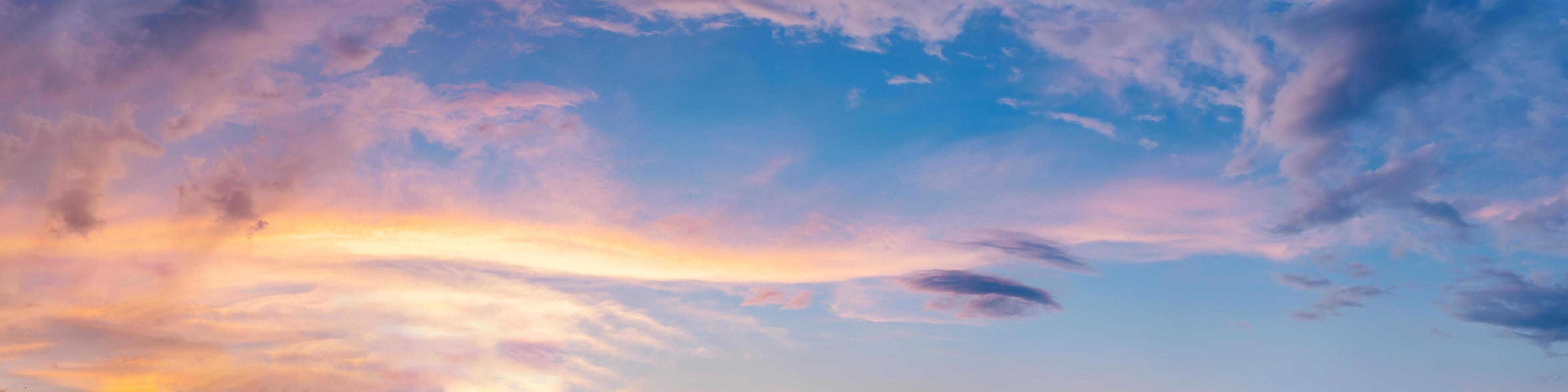 drammatico panorama del cielo con nuvole all'alba e al tramonto foto