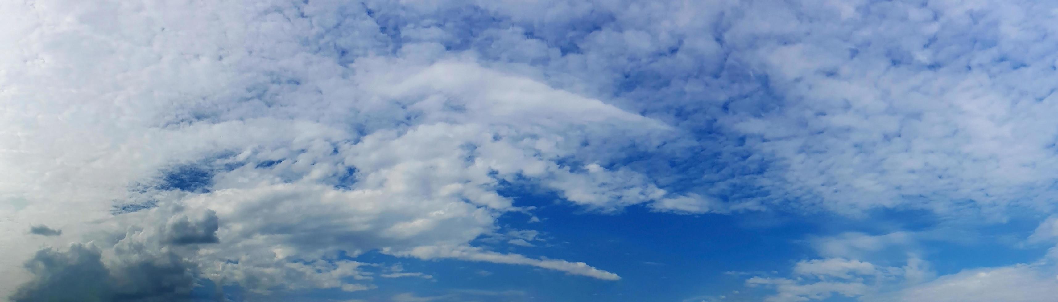 panorama cielo con nuvole in una giornata di sole foto