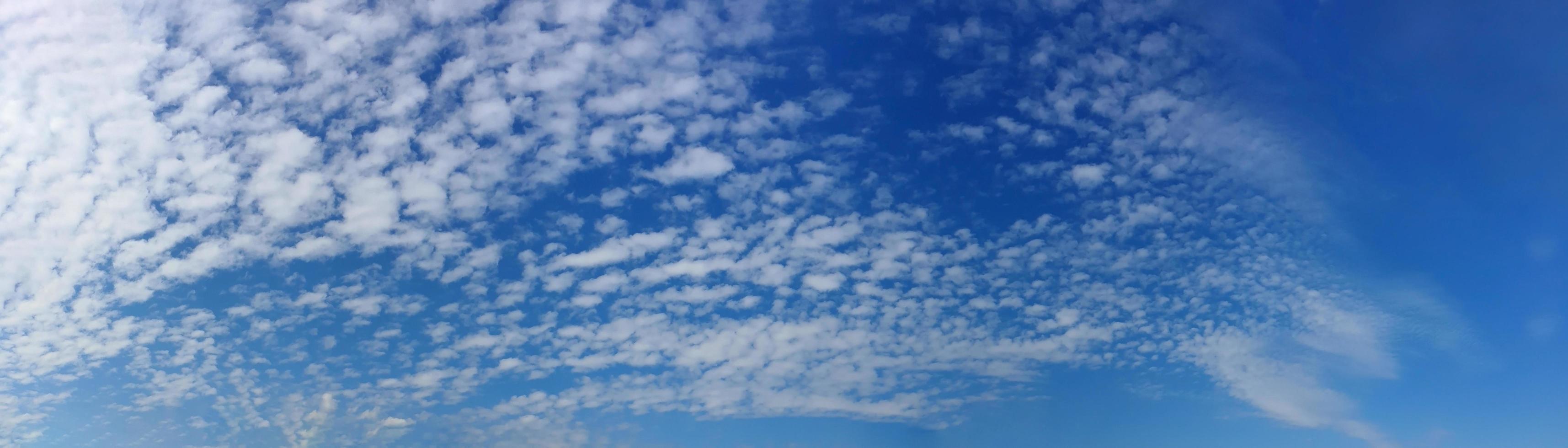 panorama cielo con nuvole in una giornata di sole foto