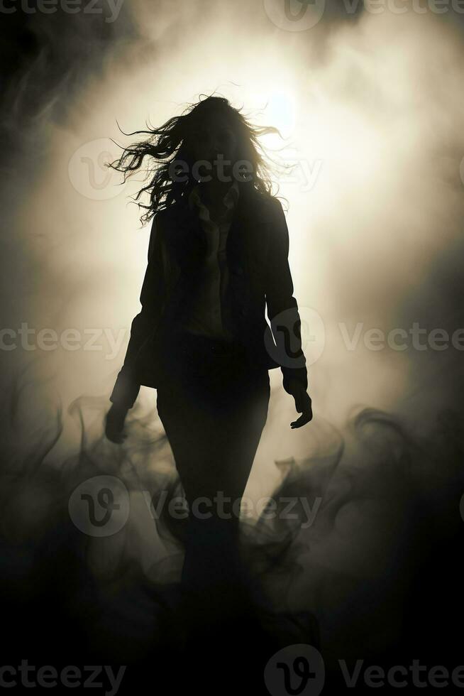 donna vagamente visibile silhouette attraverso di spessore nebbia, dinamico posa. ai generativo foto