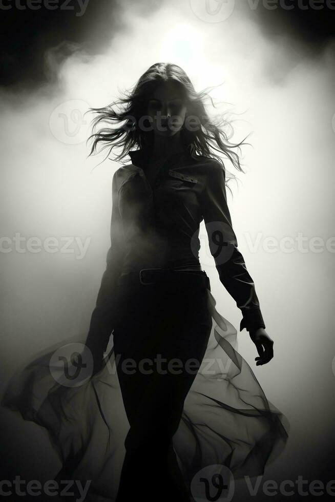 donna vagamente visibile silhouette attraverso di spessore nebbia, dinamico posa. ai generativo foto