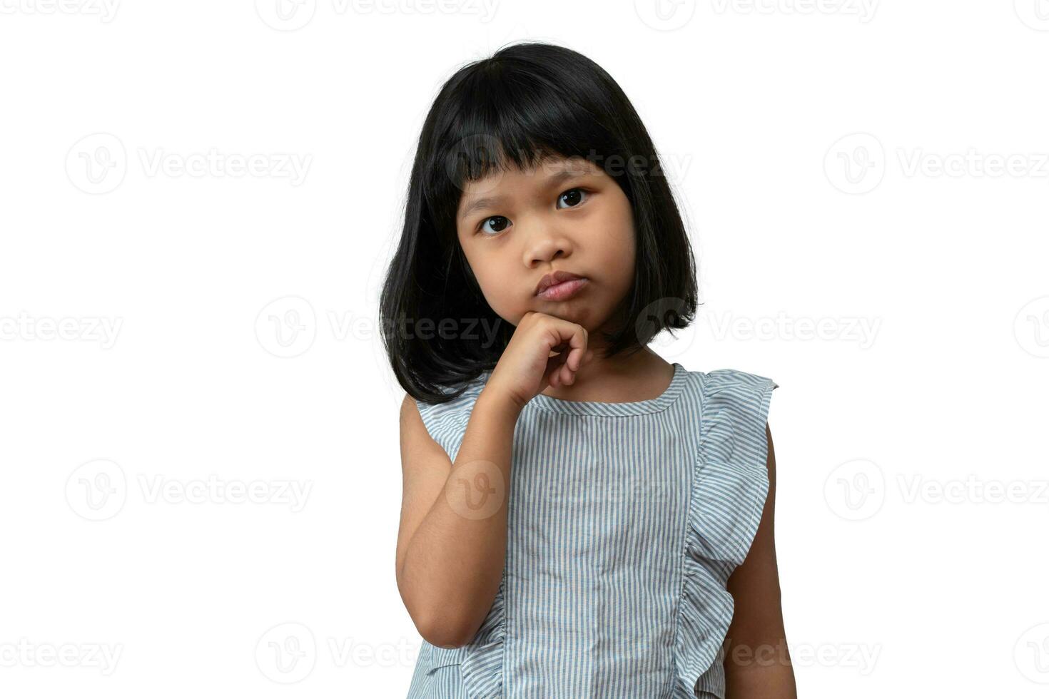 ritratto di bambino asiatico di 5 anni e raccogliere i capelli e mettere le mani sul mento e fare una posa pensante su sfondo bianco isolato, lei è felicità, splendore in gioventù, concetto di educazione foto