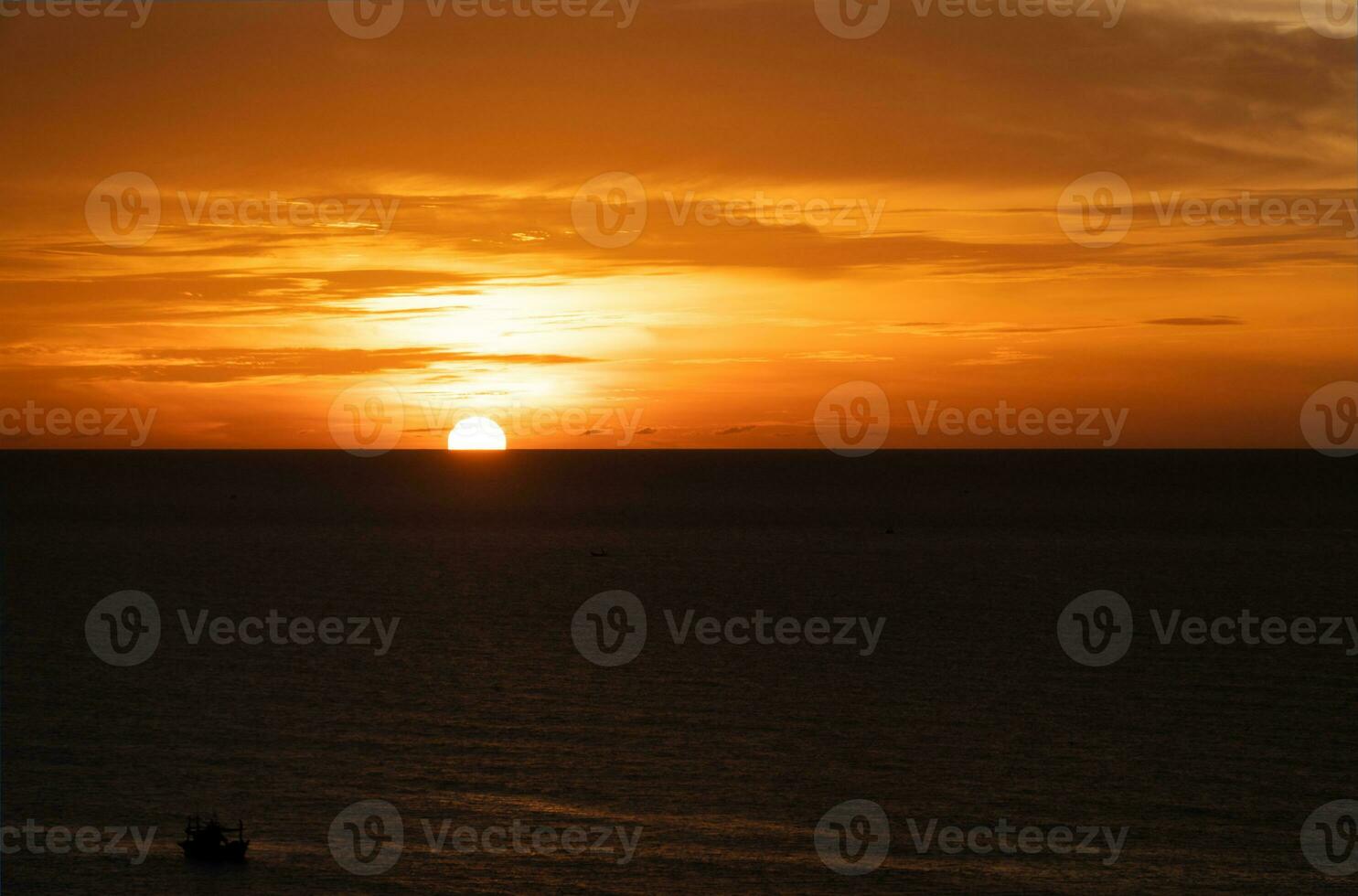 tramonto al di sopra di il mare o raggiante mare Alba. foto