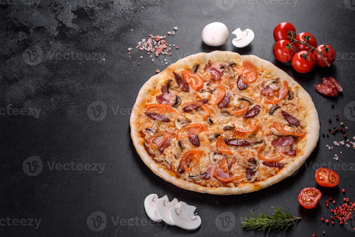pizza fresca e deliziosa fatta in un forno a focolare con pomodori, salsiccia e funghi foto