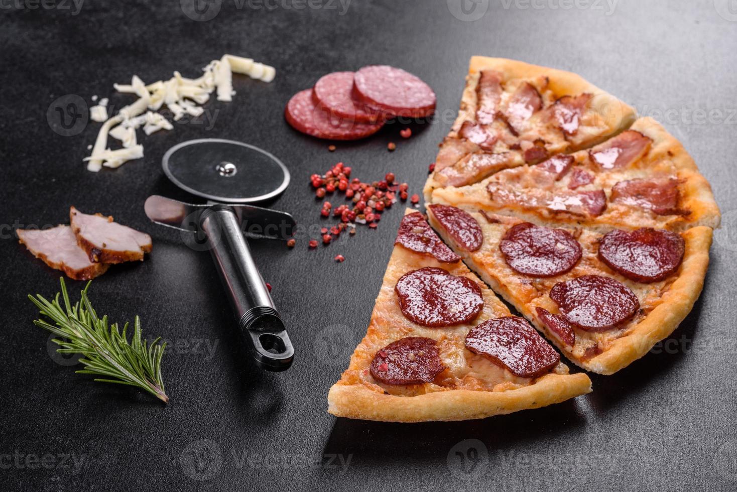 pizza fresca deliziosa fatta in un forno a focolare con quattro tipi di carne e salsiccia foto