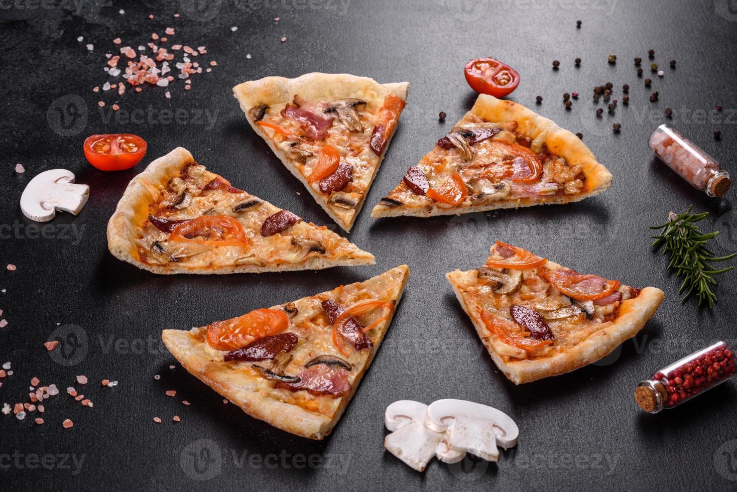 pizza fresca e deliziosa fatta in un forno a focolare con pomodori, salsiccia e funghi foto