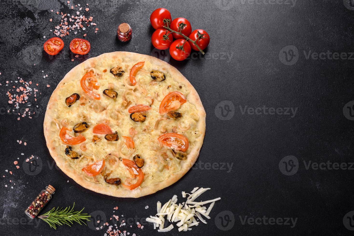 pizza fresca e deliziosa fatta in un forno a focolare con cozze gamberetti e altri frutti di mare foto