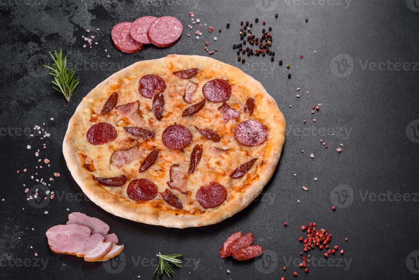 pizza fresca deliziosa fatta in un forno a focolare con quattro tipi di carne e salsiccia foto