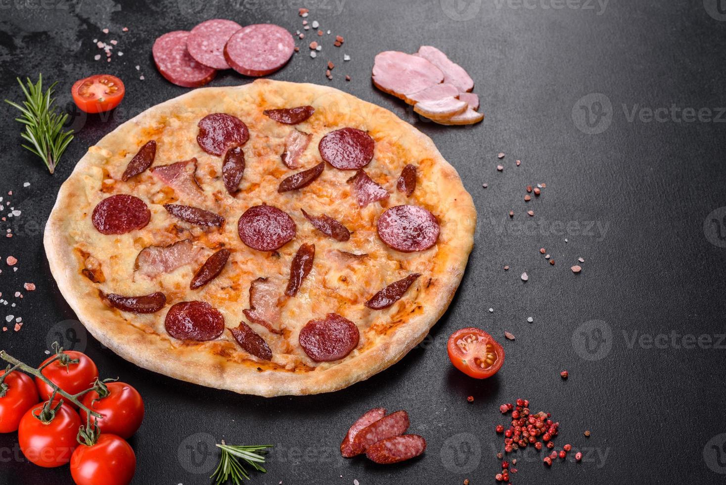 pizza fresca deliziosa fatta in un forno a focolare con quattro tipi di carne e salsiccia foto