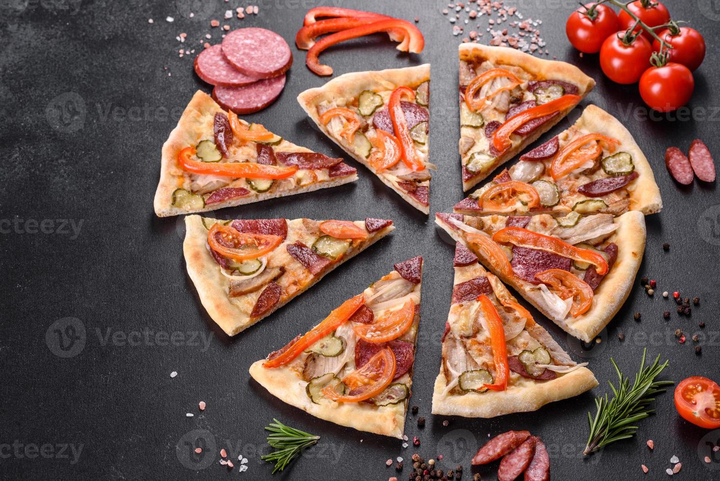 pizza fresca e deliziosa fatta in un forno a focolare con salsiccia, pepe e pomodori foto