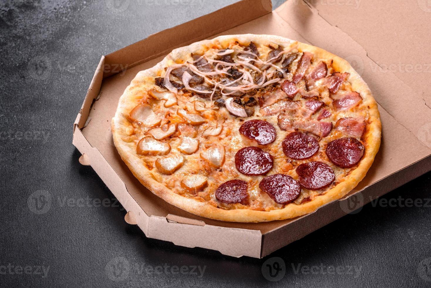 pizza fresca deliziosa fatta in un forno a focolare con quattro tipi di carne e salsiccia foto