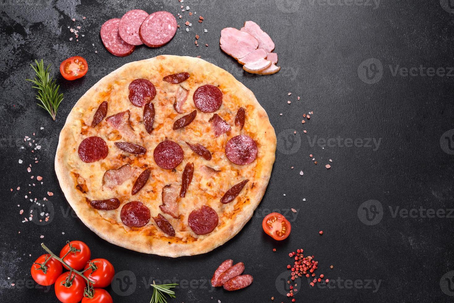 pizza fresca deliziosa fatta in un forno a focolare con quattro tipi di carne e salsiccia foto