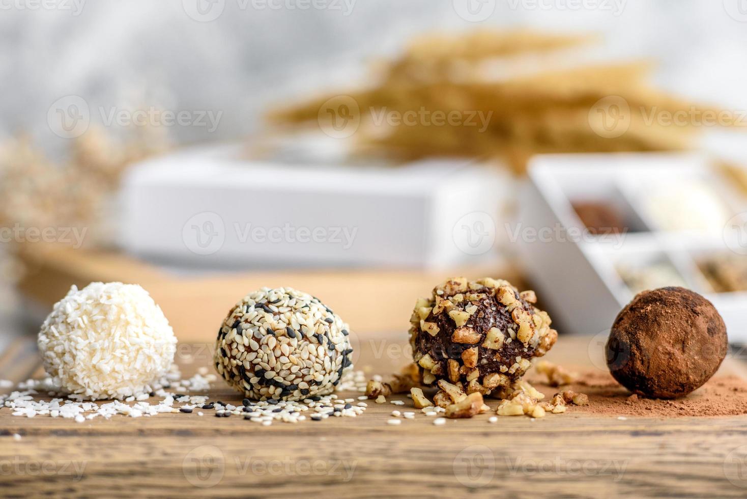 gustosa caramella dolce fresca fatta a mano con ripieno di formaggio e spolverata foto