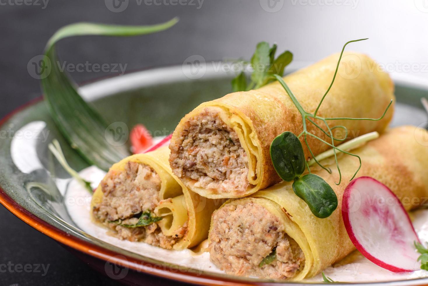 deliziose frittelle fresche con carne su un piatto con verdure e ravanelli foto