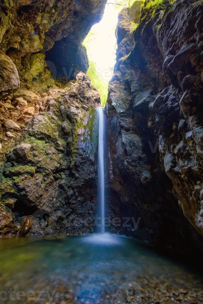 grotta dei partigiani in val taleggio brembana bergamo italia foto