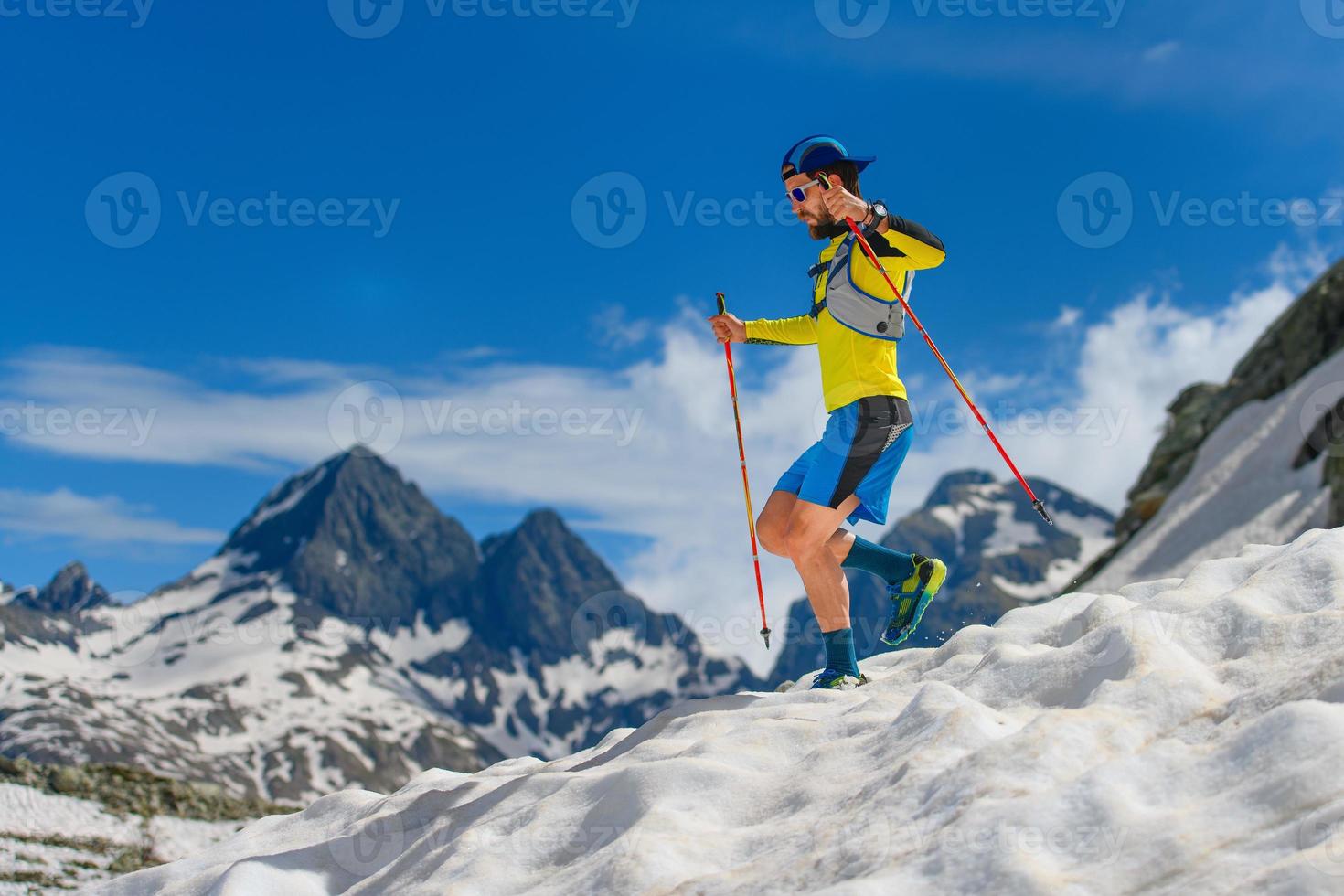 pratica lo skyrunning in montagna foto