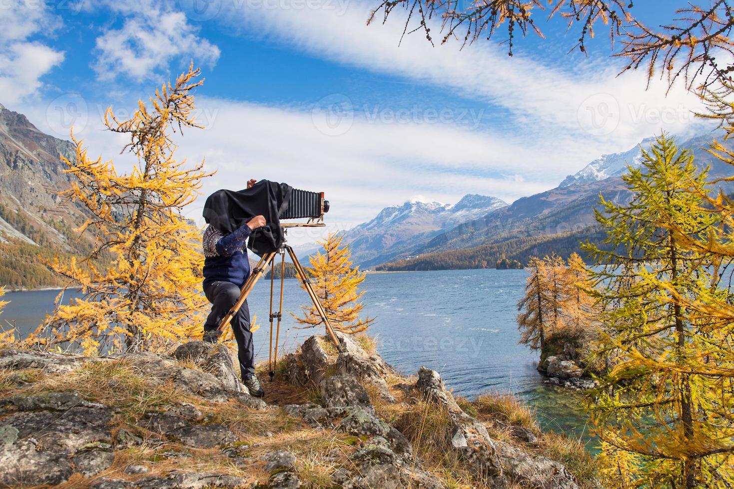 fotografo paesaggista sotto la tenda della fotocamera a piastra foto