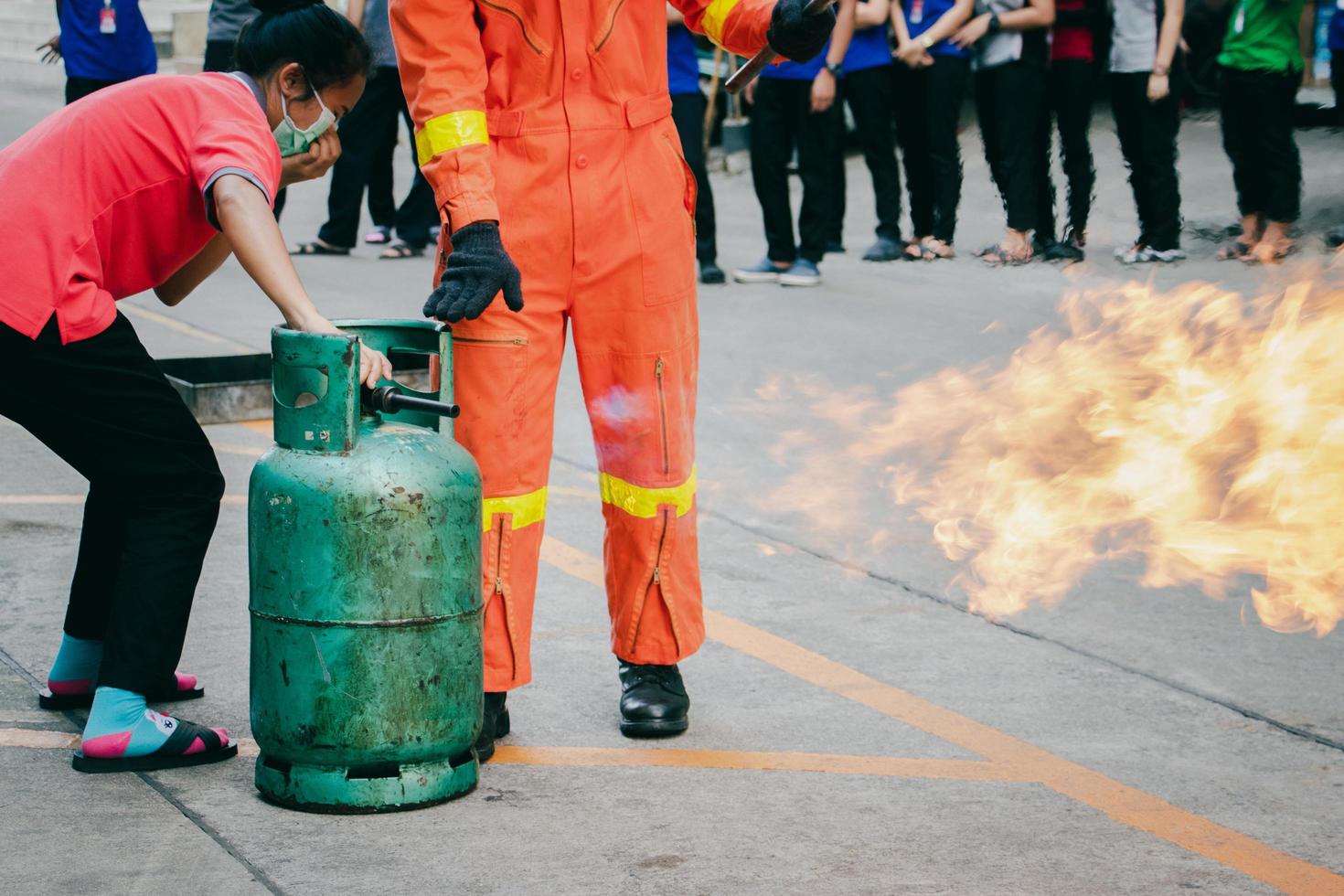 formazione antincendio dei dipendenti, chiudere la valvola del serbatoio del gas che si sta accendendo. foto