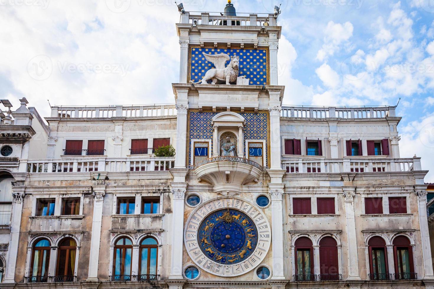 venezia, italia - dettaglio della torre dell'orologio di san marco foto