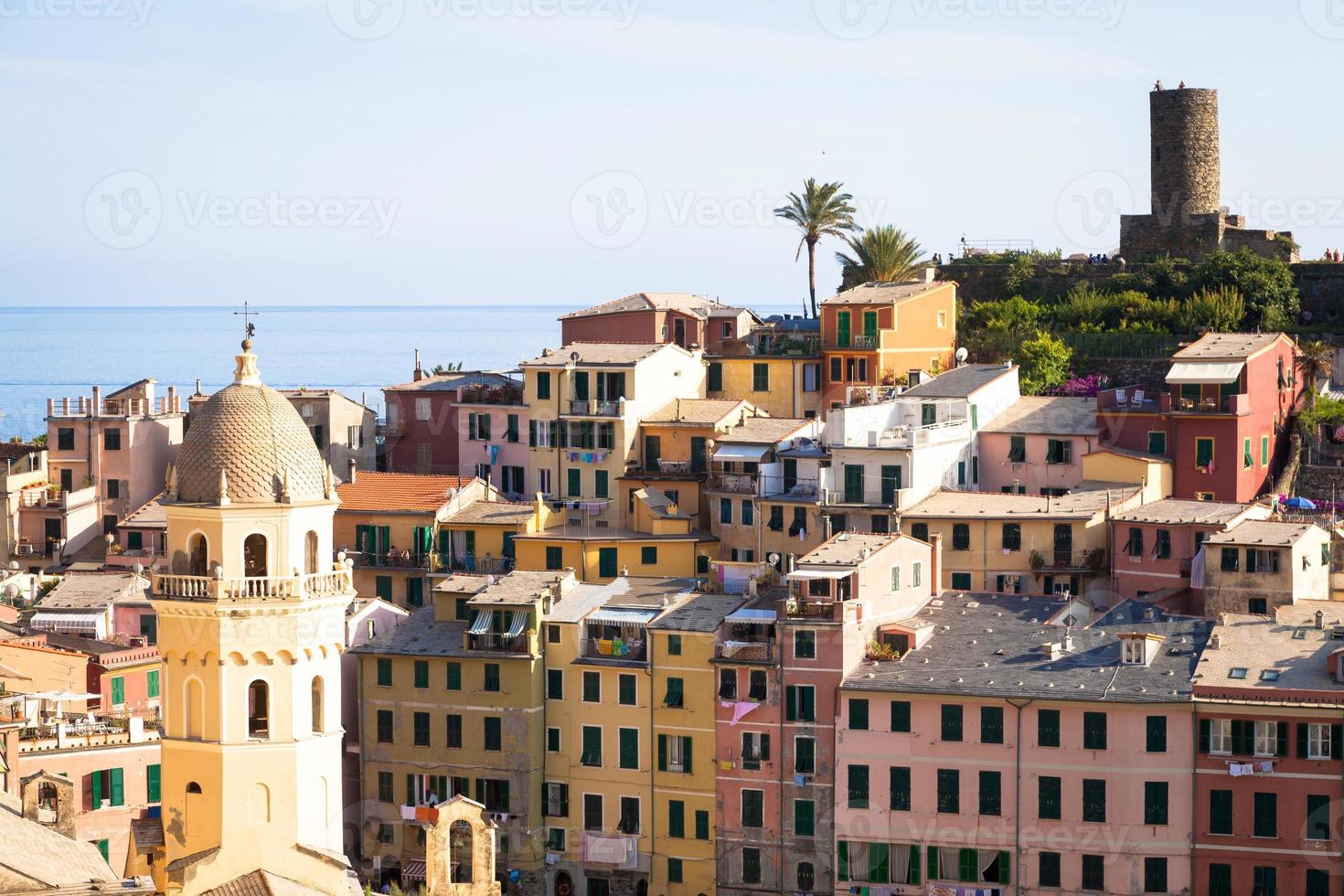 vernazza nelle cinque terre, italia - estate 2016 - vista dalla collina foto