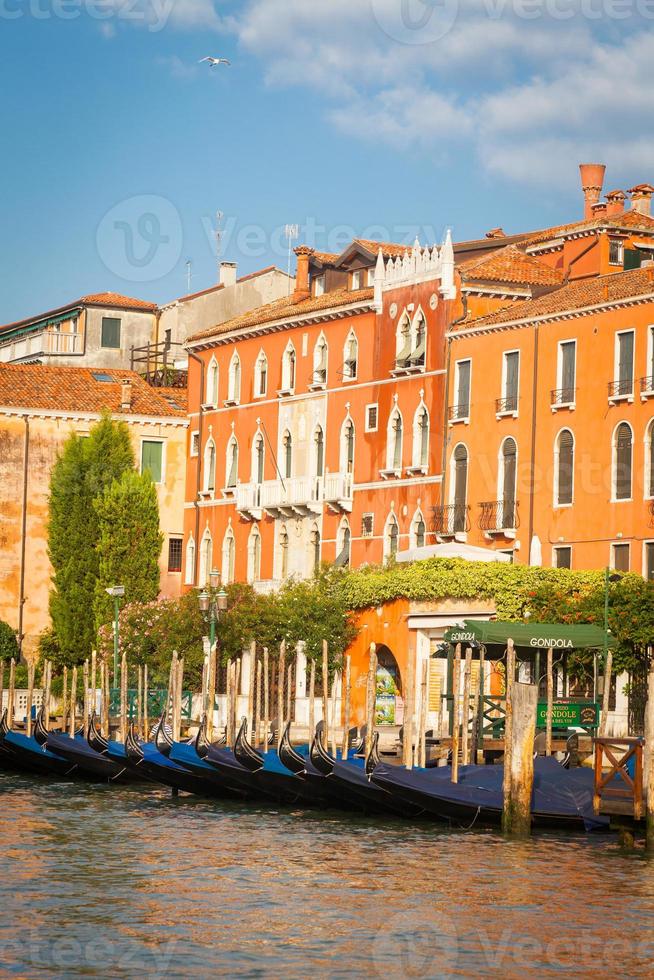 Facciata del palazzo veneziano di 300 anni dal canal grande foto