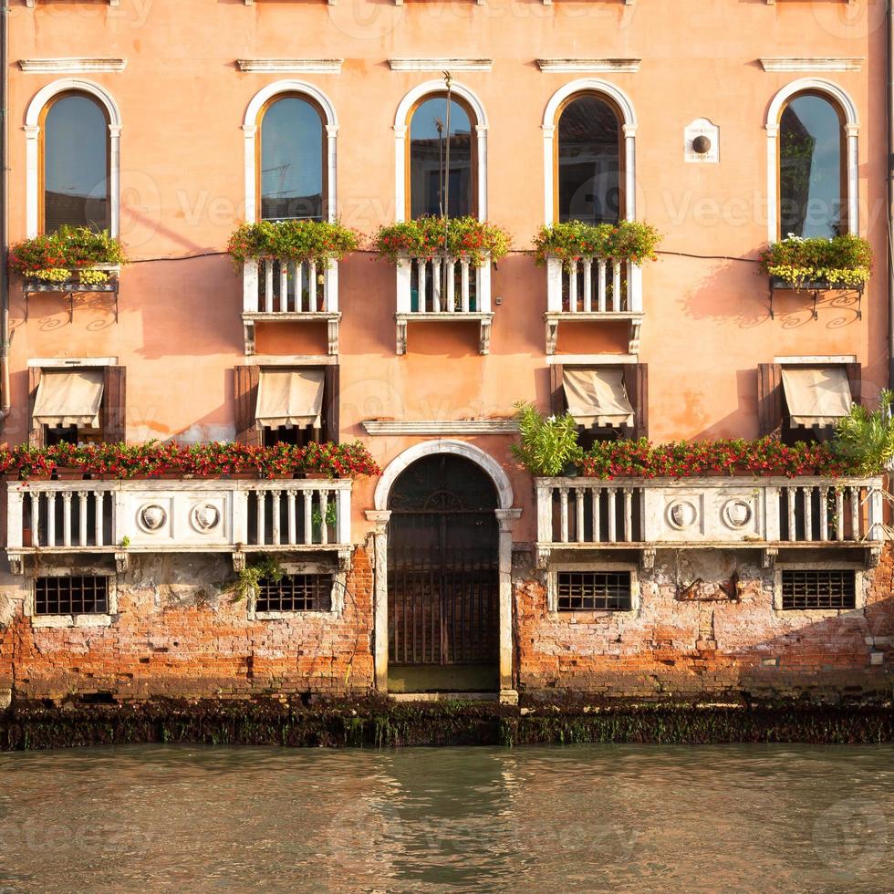 Facciata del palazzo veneziano di 300 anni dal canal grande foto