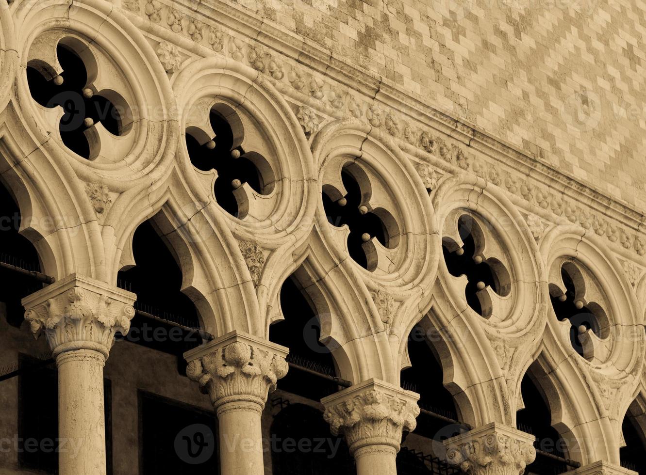 venezia, italia - prospettiva delle colonne foto