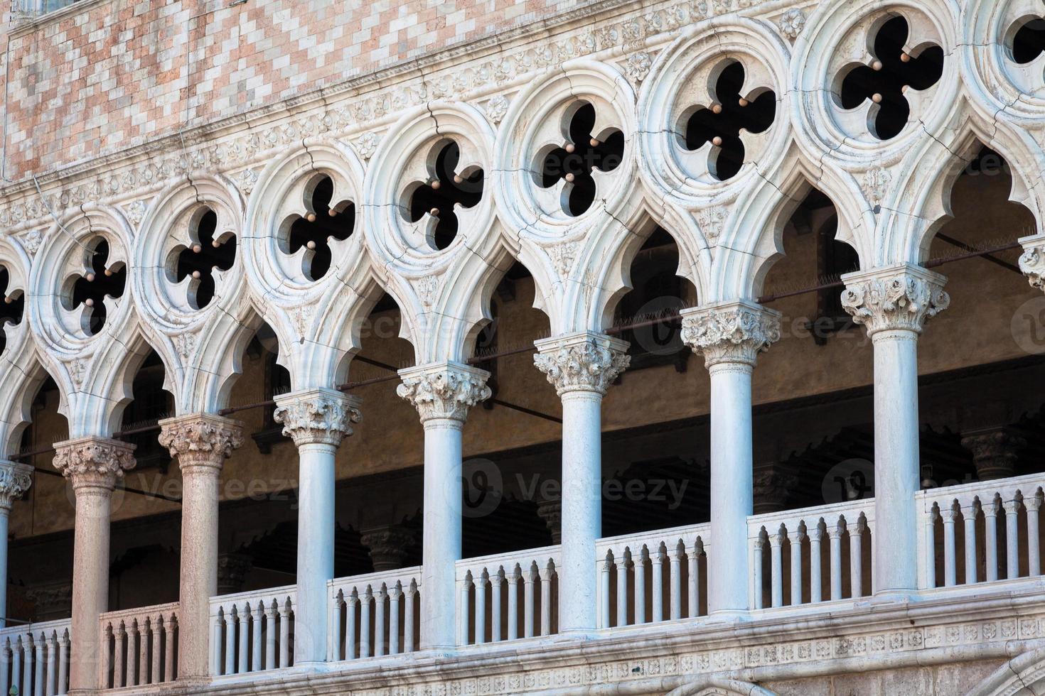 venezia, italia - prospettiva delle colonne foto