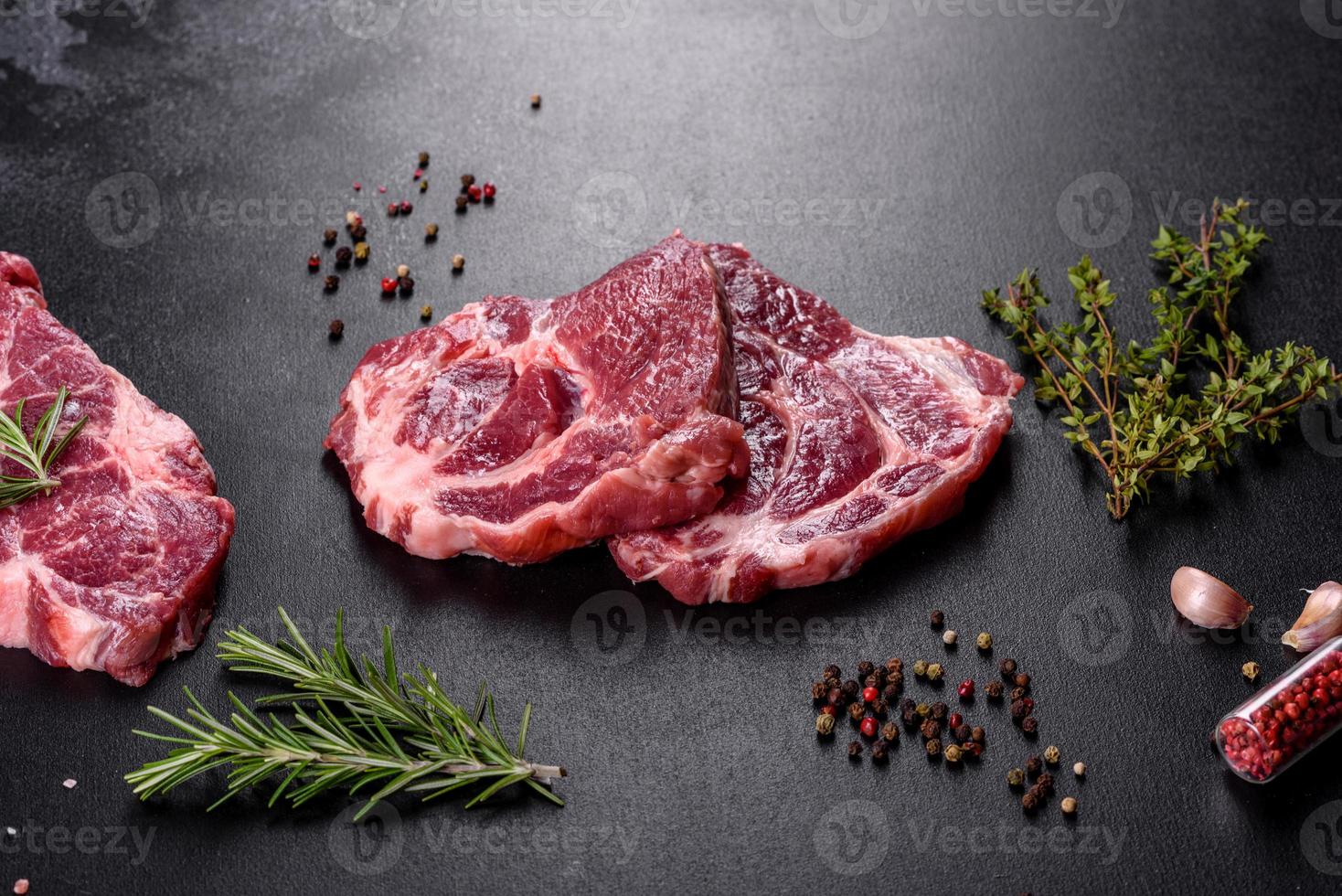 carne di manzo cruda fresca per fare deliziose bistecche succose con spezie ed erbe aromatiche foto