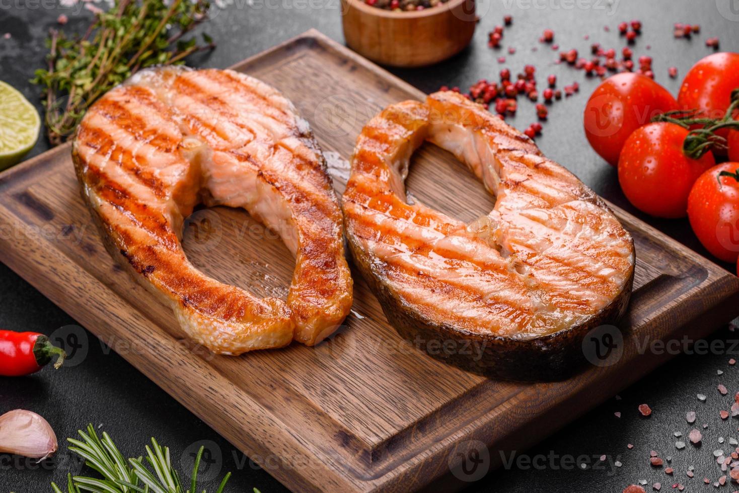 Deliziosa bistecca di salmone cotta fresca con spezie ed erbe cotta alla griglia foto