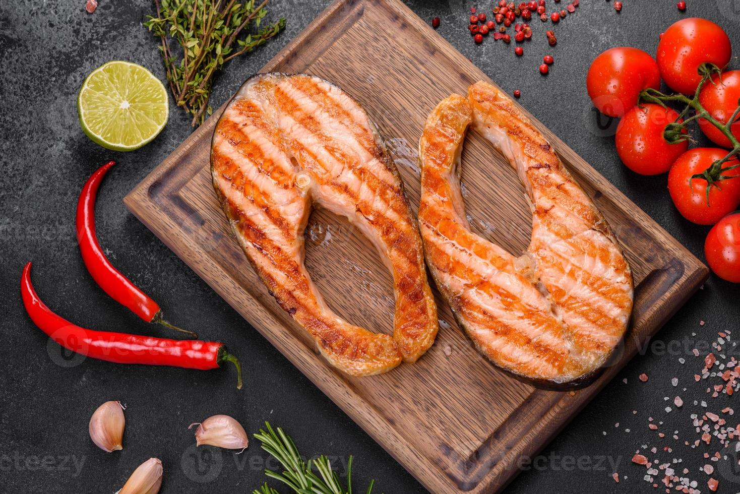 Deliziosa bistecca di salmone cotta fresca con spezie ed erbe cotta alla griglia foto