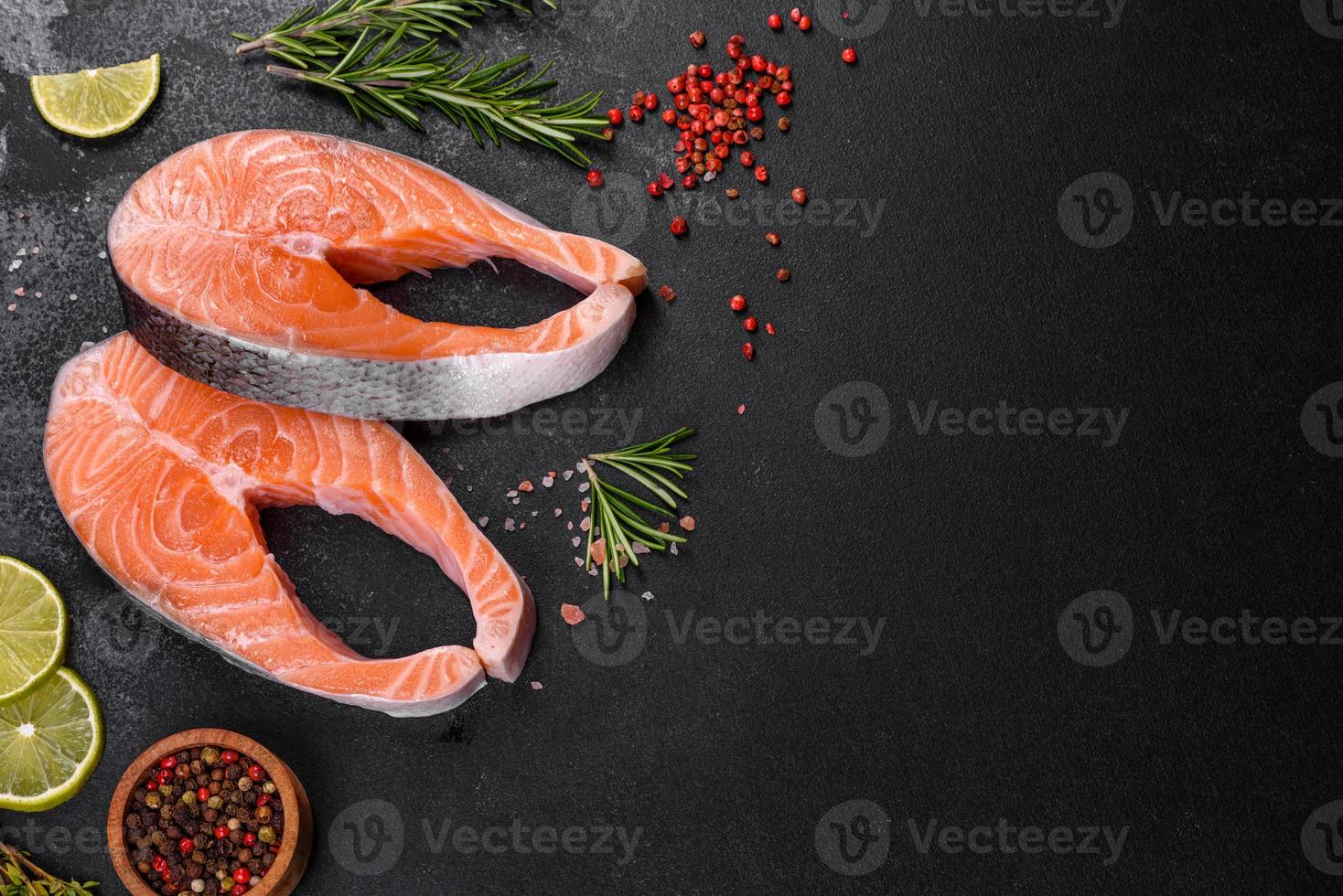 trancio di salmone crudo fresco con spezie ed erbe preparato per la cottura alla griglia foto