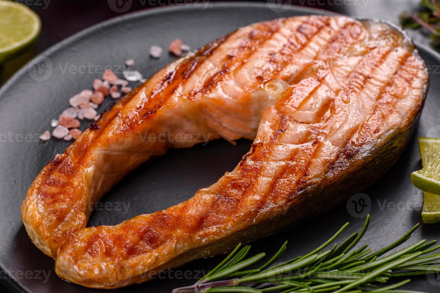 Deliziosa bistecca di salmone cotta fresca con spezie ed erbe cotta alla griglia foto