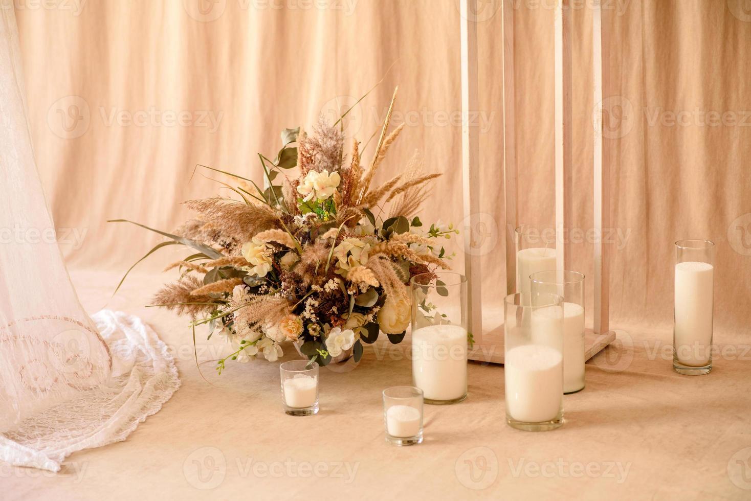 decorazioni da bellissimi fiori secchi in un vaso bianco su uno sfondo di tessuto beige foto