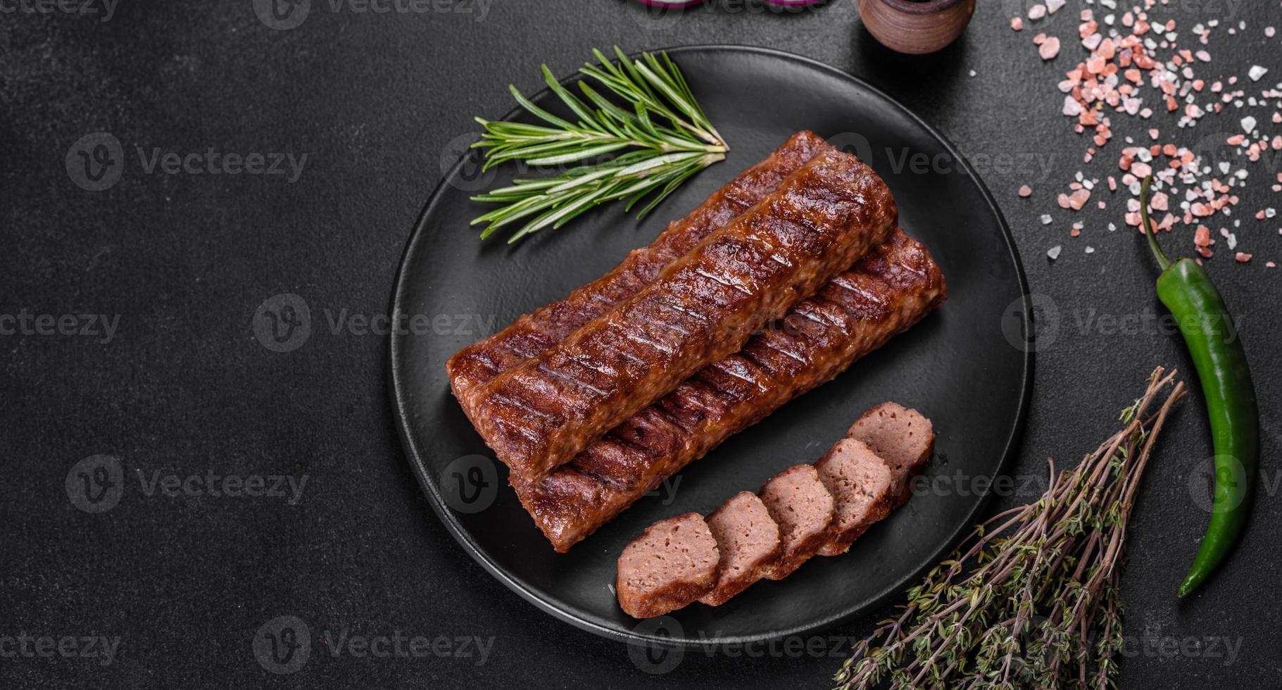 kebab fresco e gustoso alla griglia con spezie ed erbe aromatiche foto