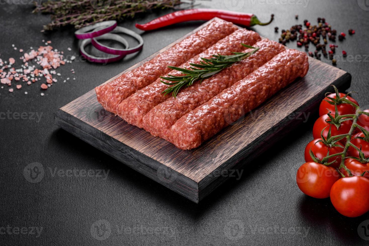 macinato fresco crudo per kebab alla griglia con spezie ed erbe aromatiche foto