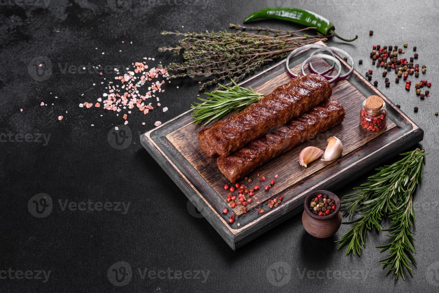 kebab fresco e gustoso alla griglia con spezie ed erbe aromatiche foto