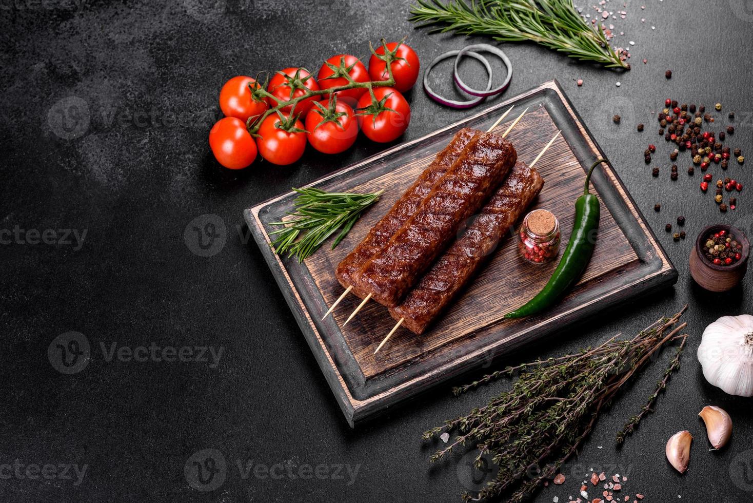kebab fresco e gustoso alla griglia con spezie ed erbe aromatiche foto
