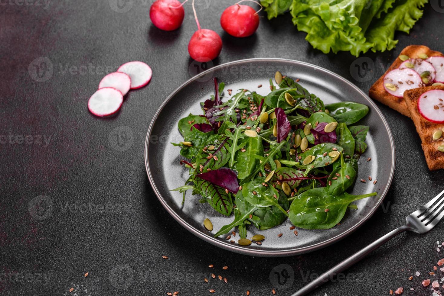 insalata fresca e succosa con foglie di bietola, rucola, spinaci e barbabietole foto