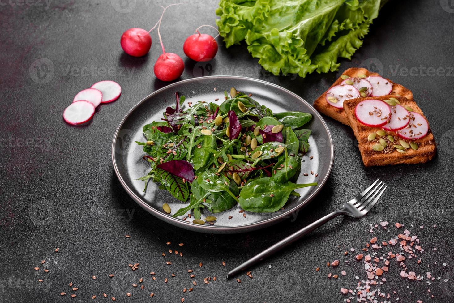 insalata fresca e succosa con foglie di bietola, rucola, spinaci e barbabietole foto