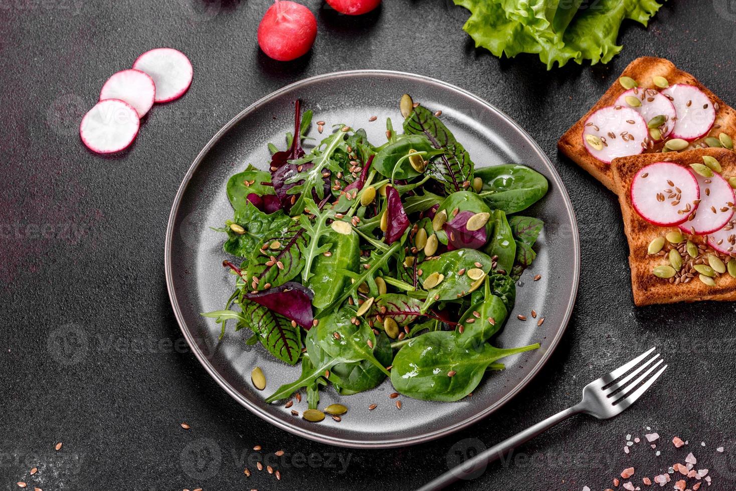 insalata fresca e succosa con foglie di bietola, rucola, spinaci e barbabietole foto