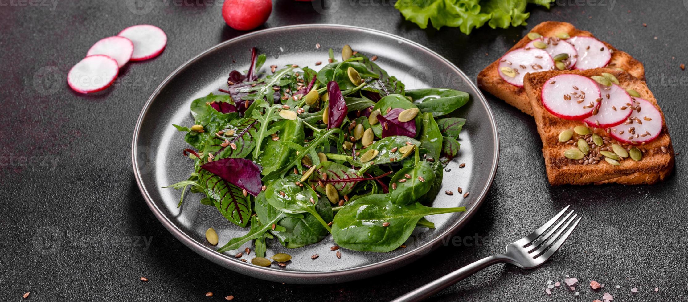 insalata fresca e succosa con foglie di bietola, rucola, spinaci e barbabietole foto